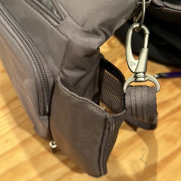 NWOT , anti theft Travelon crossbody , multiple zipper compartments - Picture 10 of 16
